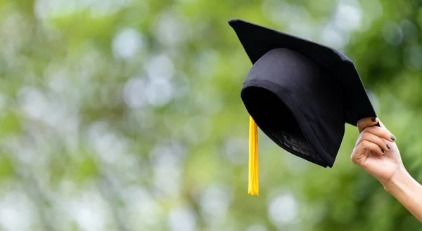 Caps Graduation Jeté Dans Vert Fond Succès Diplômés Université Concept — Photo