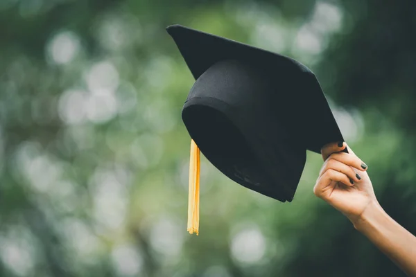 Caps Graduación Lanzado Fondo Verde Éxito Graduados Universidad Concepto Educación —  Fotos de Stock