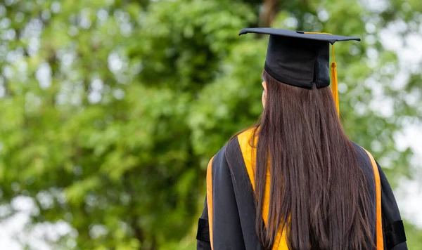 Graduation Caps Dobott Zöld Háttér Siker Diplomások Egyetem Concept Oktatás — Stock Fotó