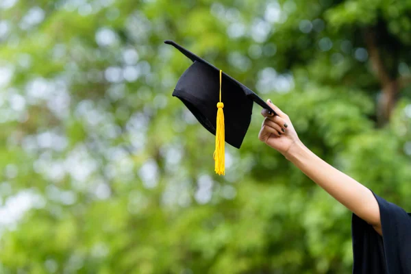 Caps Graduation Jeté Dans Vert Fond Succès Diplômés Université Concept — Photo