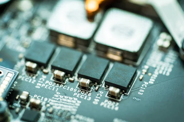 Kırık dizüstü bilgisayar onarımını kapat