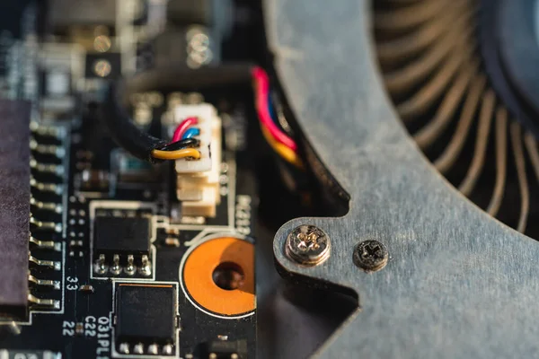 Kırık dizüstü bilgisayar onarımını kapat