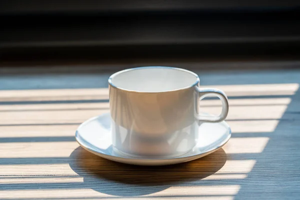 Μια Λευκή Κούπα Καφέ Τοποθετείται Στο Γραφείο Στο Γραφείο Royalty Free Εικόνες Αρχείου