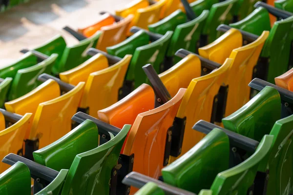 Arenadaki futbol stadyumunda boş plastik stadyum koltukları.