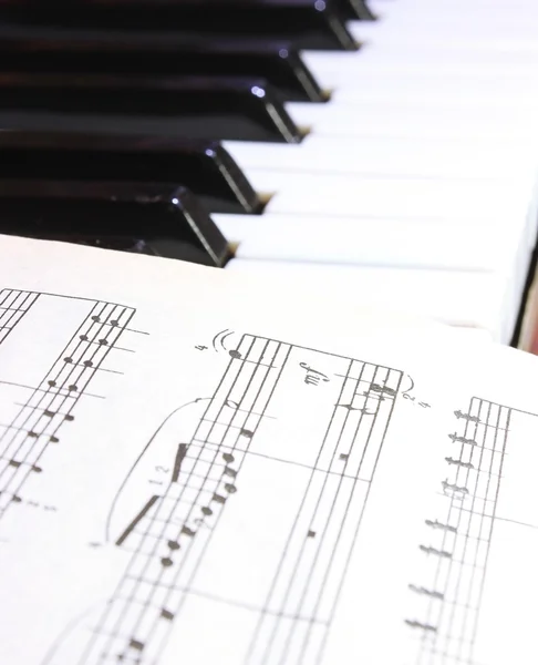 Notes on piano keys — Stock Photo, Image