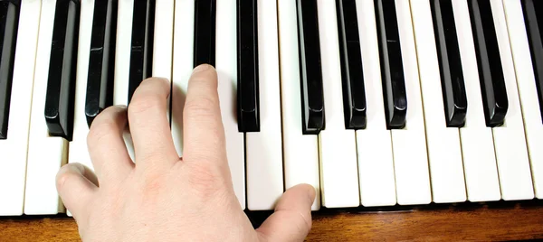 Hand on piano keys — Stock Photo, Image