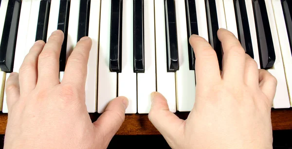 Hand on piano keys — Stock Photo, Image