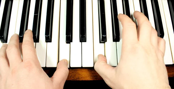 Hand on piano keys — Stock Photo, Image