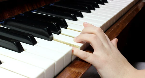 ピアノの鍵盤を手します。 — ストック写真