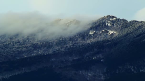 Bir bulutlar dağ tepe — Stok video