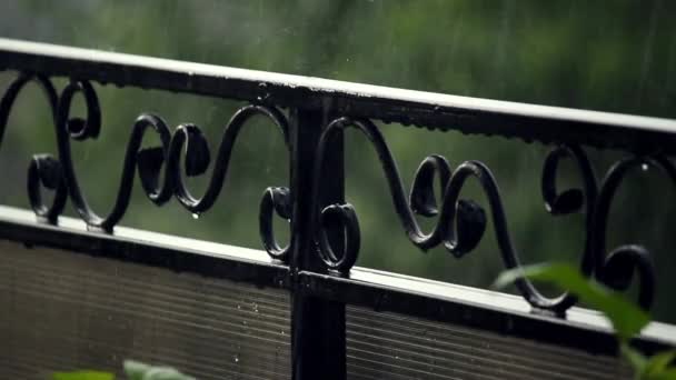 Valla martillada bajo la lluvia — Vídeos de Stock