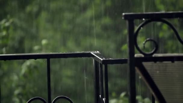 Gehamerd hek onder de regen — Stockvideo