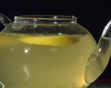 zencefil çayı ile çaydanlık