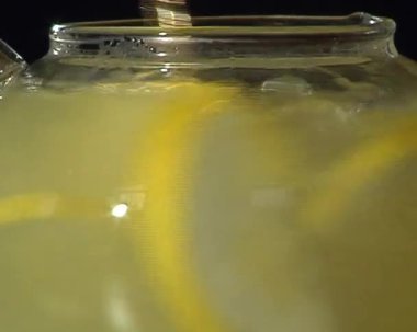 zencefil çayı ile çaydanlık