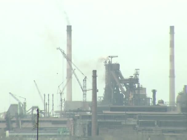 Pilas de humo industrial — Vídeo de stock