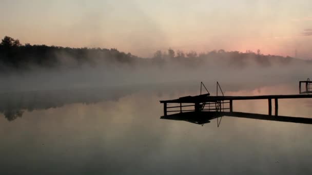 Nebbia dell'alba sul fiume — Video Stock