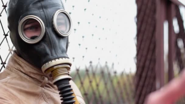 De man in de gas masker oproepen naar zichzelf — Stockvideo