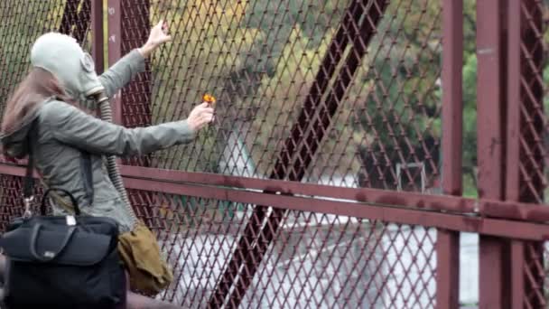 The girl in the gas mask is trying to break free — Stock Video