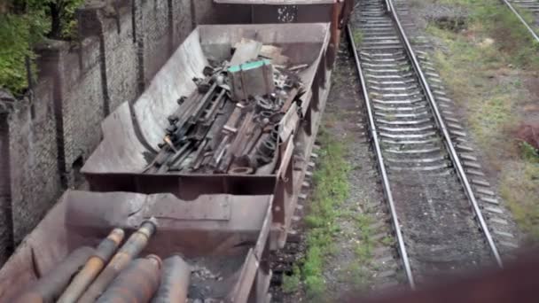 The train carrying scrap metal — Stock Video