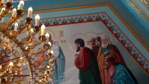 Die bemalte Decke in der orthodoxen Kirche — Stockvideo