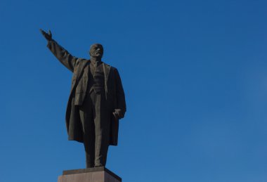 anıt vladimir lenin zaporizhzhya, Ukrayna içinde. Mavi gökyüzü arka plan, yaz sezonu.