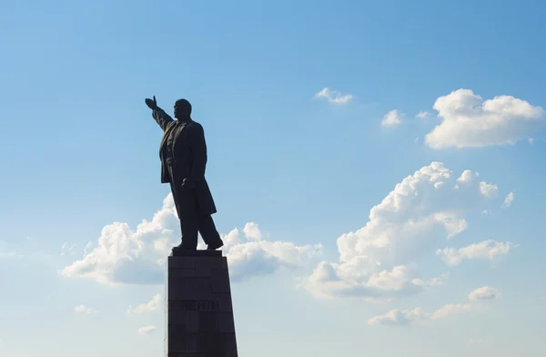 anıt vladimir lenin zaporizhzhya, Ukrayna içinde. bulutlu gökyüzü arka plan, yaz sezonu.