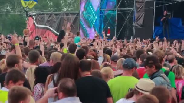 Ventilators bij live optreden op het rockfestival de beste stad — Stockvideo