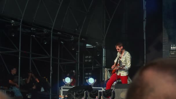 Gitarrsolo, bandet vopli vidopliassova liveframträdande på rockfestival bästa staden — Stockvideo