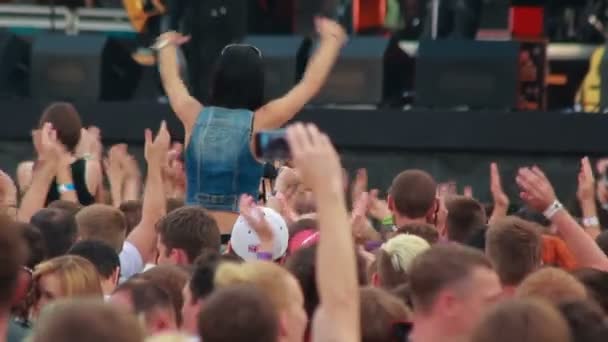 Вболівальники на живому виконанні на фестивалі рок найкращим містом — стокове відео