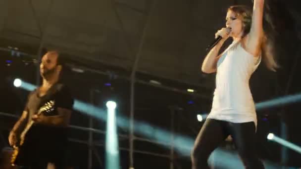 DNIPROPETROVSK, UKRAINE - Temmuz 2013 - 'Guano Maymunları' rock festivali 'The Best City' de canlı performans — Stok video