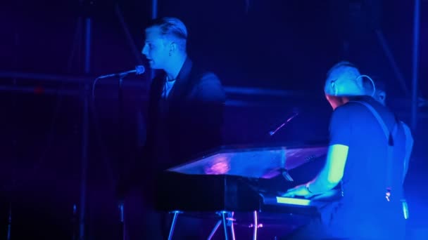 Hurts live performance at the rock festival The Best City — Stock Video
