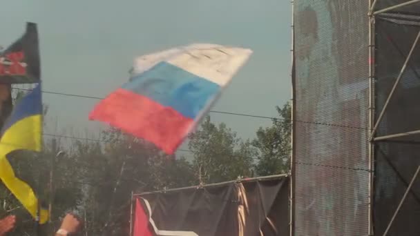 Flags of fans at live performance of ukrainian rock-folk band Vopli Vidopliassova at the rock festival The Best City — Stock Video