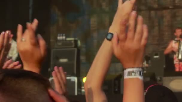 Аплодирующие руки болельщиков во время живого выступления Вопли Видоплясовой на рок-фестивале "Лучший город" — стоковое видео