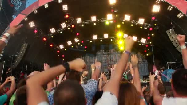 Український фолк-рок гурту Воплі Відоплясова живого виступу на фестивалі рок найкращим містом — стокове відео