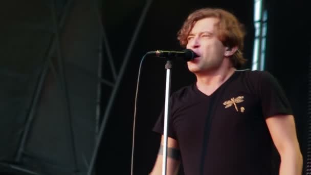 Російський рок-гурту Бі-2 живого виступу на фестивалі рок найкращим містом — стокове відео