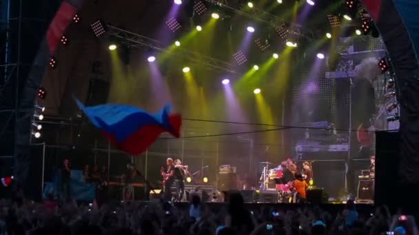 Lyova Bi-2 (Igor Bortnik) zwraca dzięki fanów na festiwalu rock The Best City — Wideo stockowe