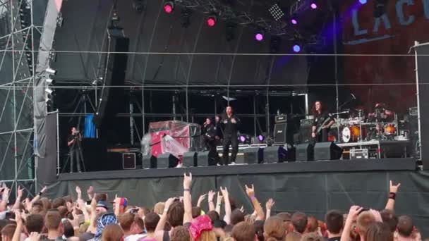 Выступление "Lacuna Coil" на рок-фестивале "Лучший город" — стоковое видео