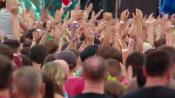 Les fans applaudissent ensemble à Bi-2 live — Video