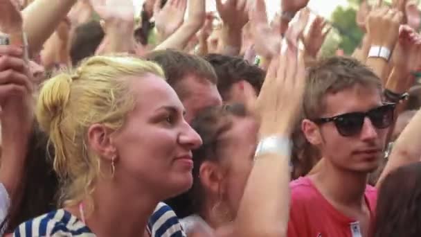 Fan-girl llora durante la actuación en vivo de Bi-2 — Vídeos de Stock