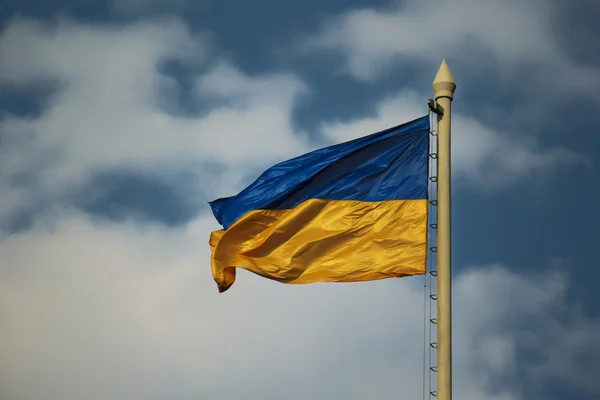 Ukrayna bayrağı mavi gökyüzü arka planı.