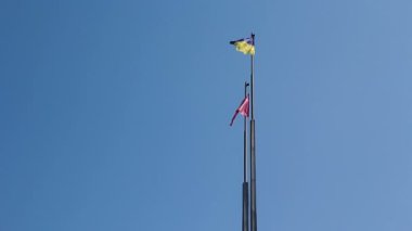Ukrayna bayrağı mavi gökyüzü arka planı.