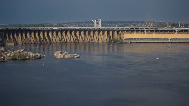 Lumière du coucher du soleil sur le barrage hydroélectrique — Video