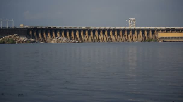 Luz do pôr do sol na barragem hidrelétrica — Vídeo de Stock