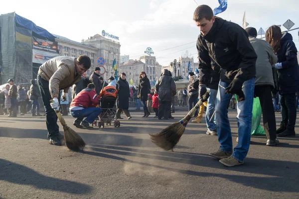 Volontärer städa Självständighetstorget i kiev efter segern av revolution Royaltyfria Stockbilder