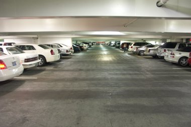 toprak altında arabalarla dolu otopark