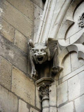 gargoyles köşede otur.