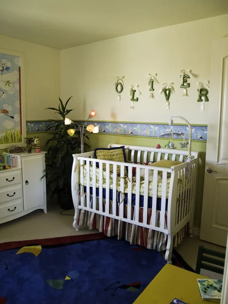 Habitación del bebé con foco en la cuna —  Fotos de Stock