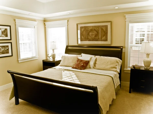 Camera da letto molto bella con pareti color crema e biancheria da letto — Foto Stock