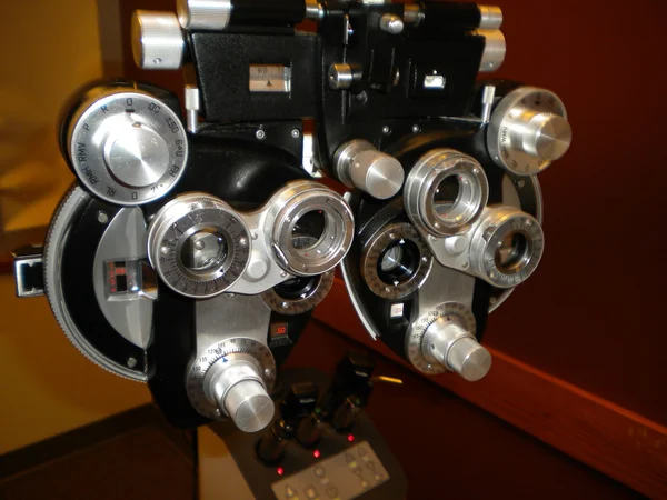 Equipo de pruebas oculares en un consultorio médico —  Fotos de Stock