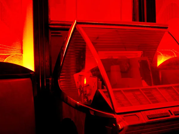 Juke box en una habitación roja iluminada —  Fotos de Stock